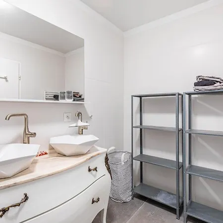 Guestready - Modern Comfort In *